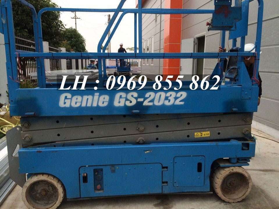 Cho thuê 2 xe nâng cắt kéo 8m tại công trường Bắc Ninh