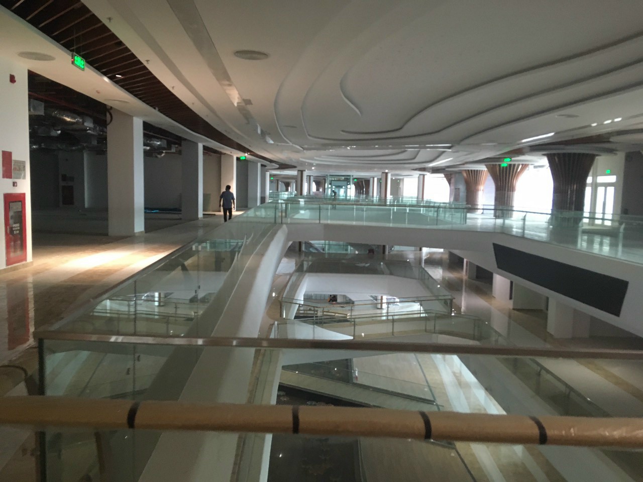 Cho thuê xe nâng người tại trung tâm thương mại Vin Tây Mỗ