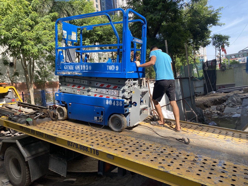 Sáng sớm cho hai xe nâng người đi phục vụ khách hàng tại công trường