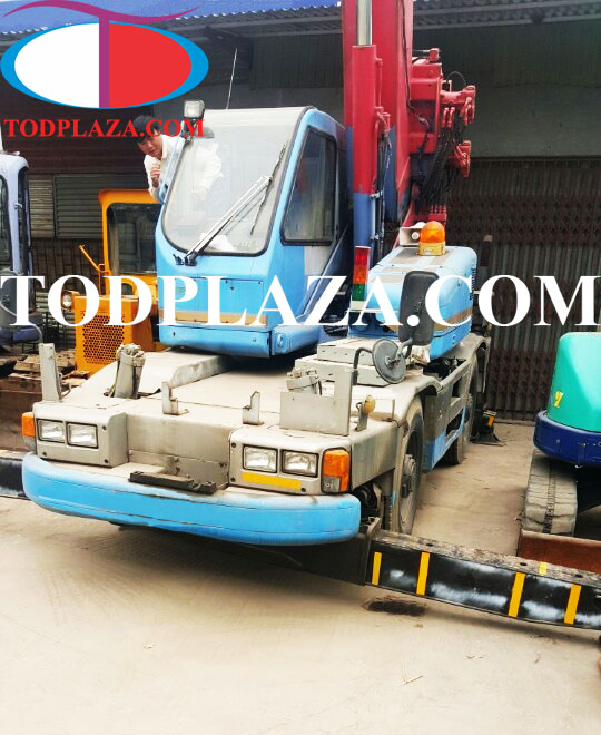 Cẩu bánh lốp 20 tấn