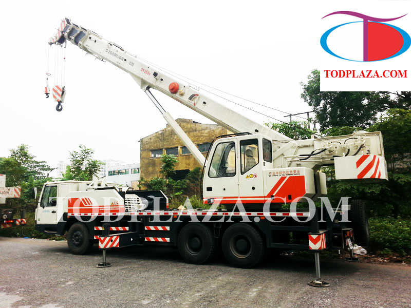 Cẩu bánh lốp 25 tấn