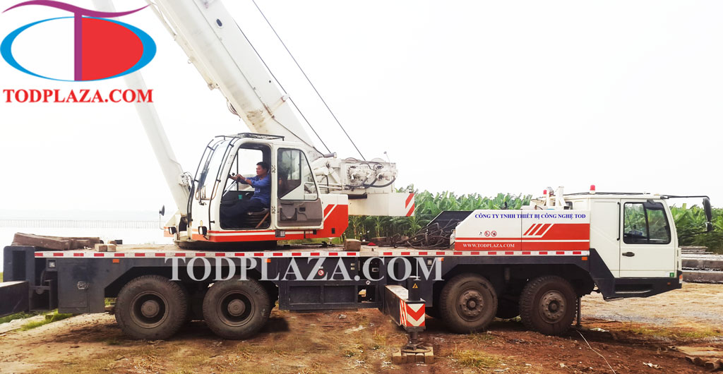 Cẩu bánh lốp 50 tấn