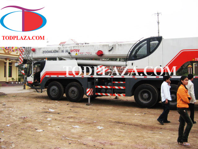 Cẩu bánh lốp 70 tấn