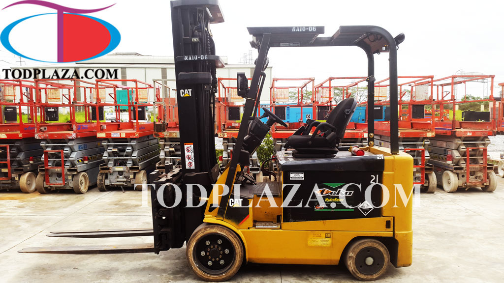 Xe nâng hàng CAT 2 tấn