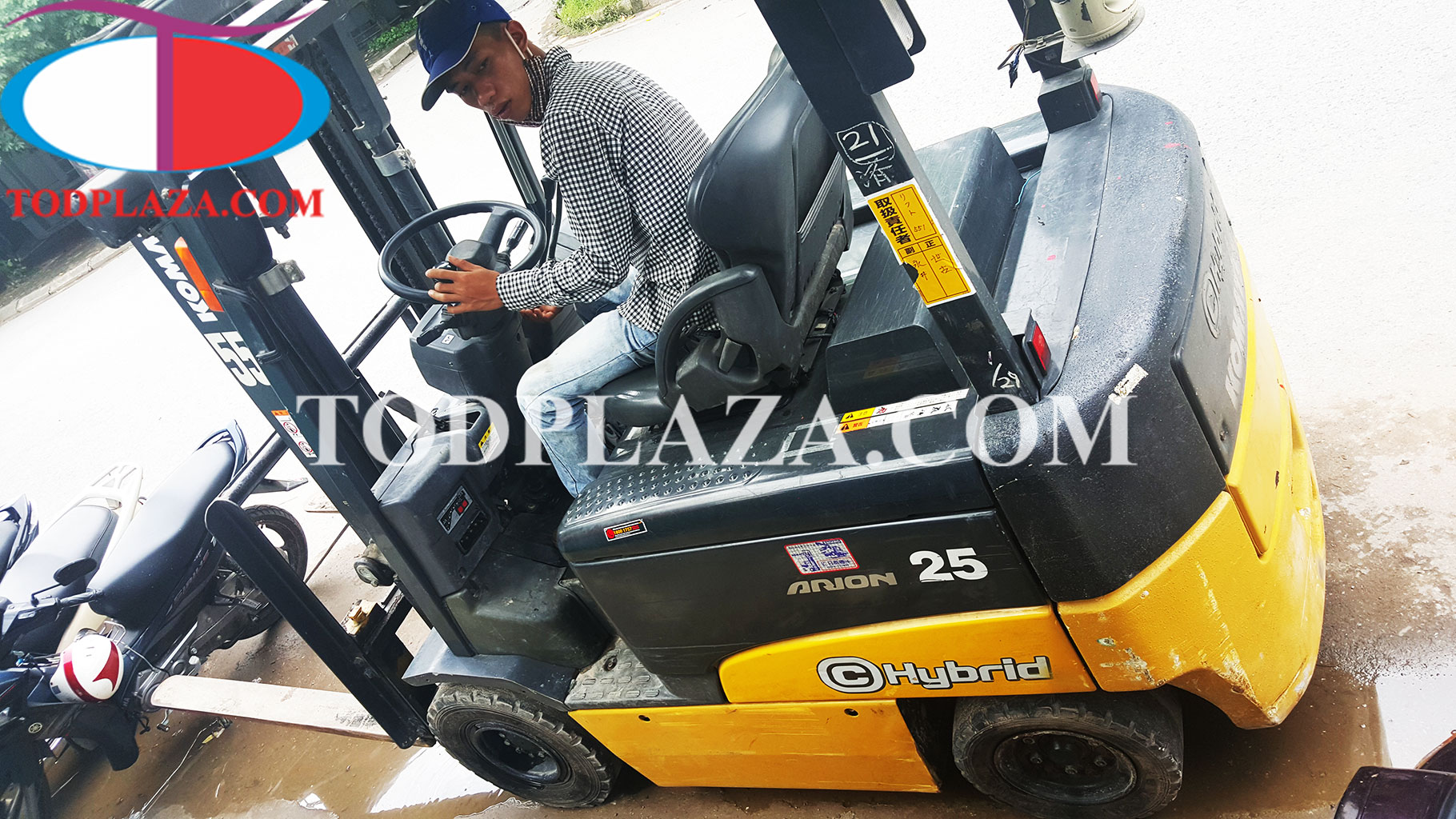 Xe nâng hàng KOMATSU 2,5 tấn