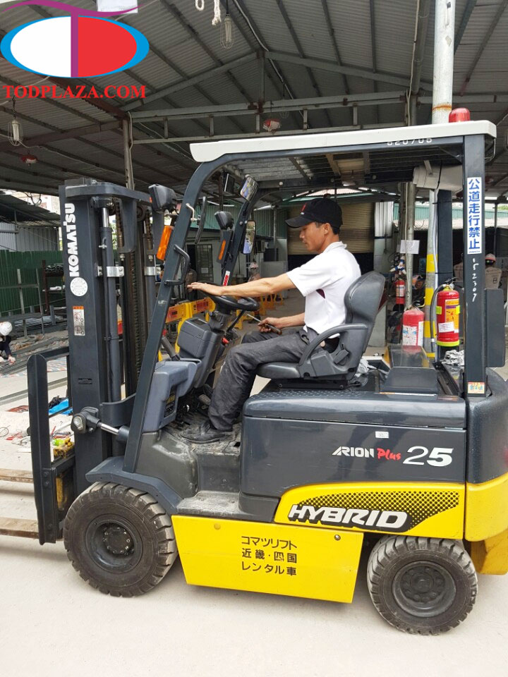 Xe nâng hàng Komatsu 2,5 tấn